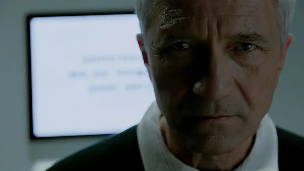 Portrait of a senior man in front of a computer screen, reflecting job search difficulties.