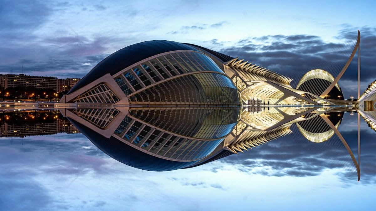 Stunning twilight view of Valencia's iconic City of Arts and Sciences with reflection.