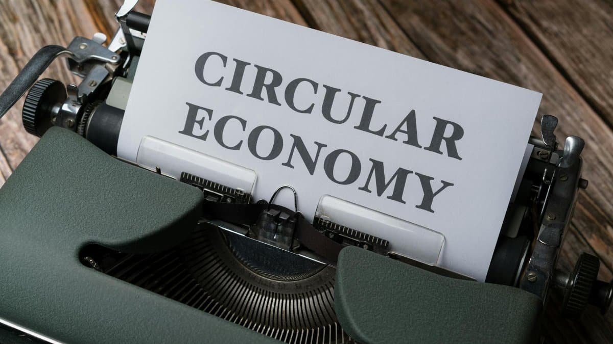 Close-up of a typewriter with 'Circular Economy' paper, suggesting sustainability.