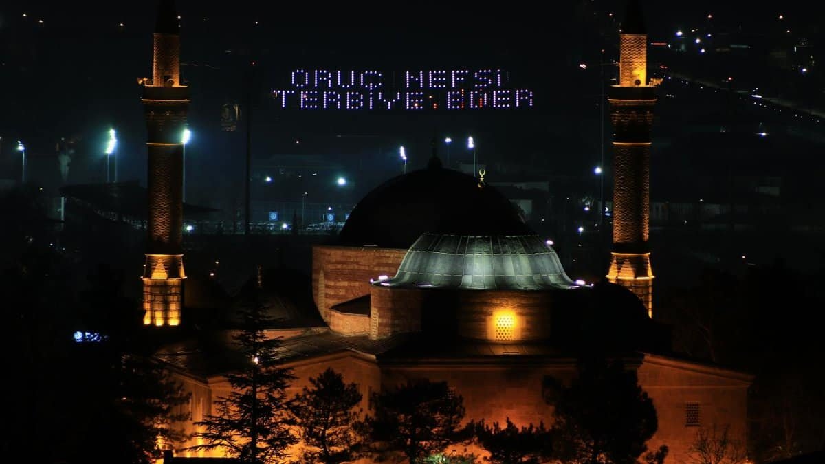 Illuminated Grand Mosque in Bursa, Türkiye, showcasing traditional Ottoman architecture at night.
