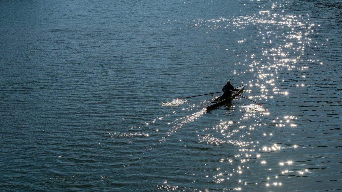 A lone kayaker glides through sparkling waters in Stuttgart, Germany.