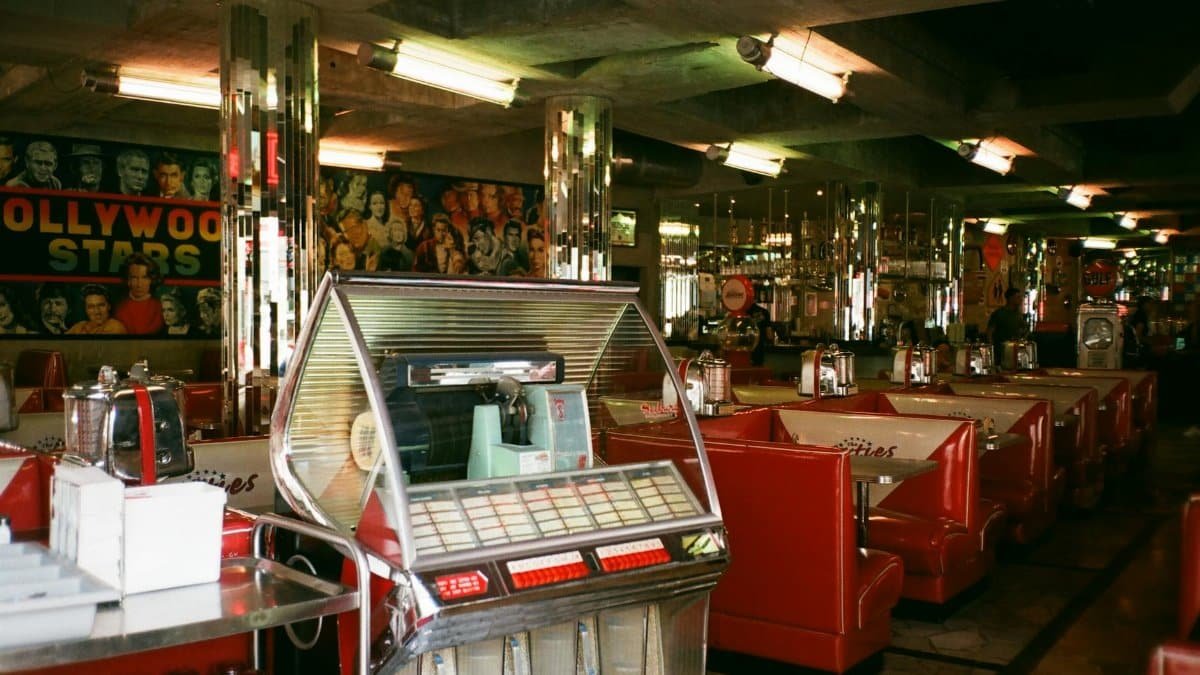 Vintage diner with red booths, jukebox, and retro Hollywood theme. Perfect for nostalgic or classic settings.