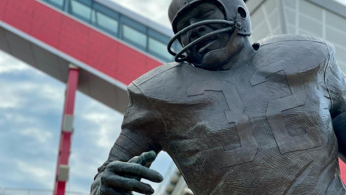 Close-up of a football player statue outside a modern stadium in Cleveland, Ohio.