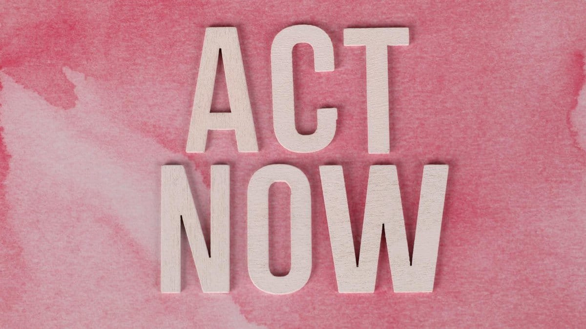 Inspiring 'ACT NOW' message on a pink watercolor background to motivate action.
