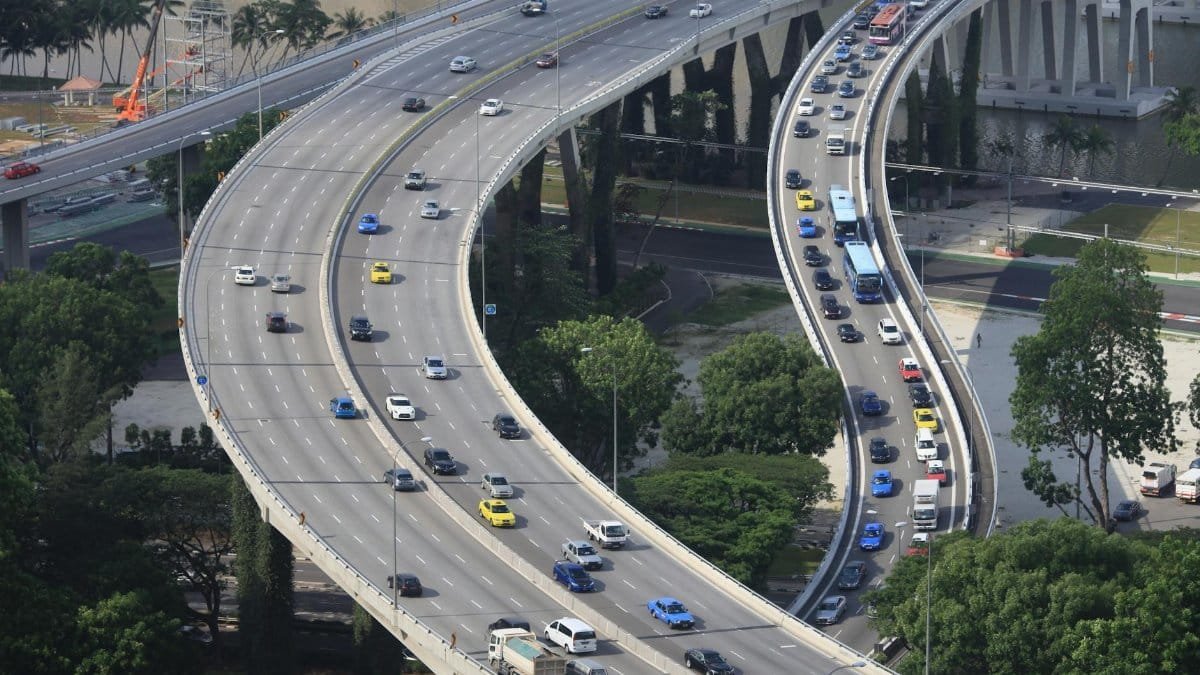 Traffic on a curving urban highway with vehicles moving on multiple lanes.
