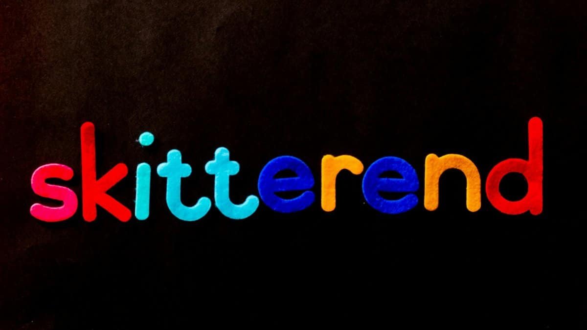 Vibrant multicolored alphabet letters spelling 'skitterend' on a dark backdrop.