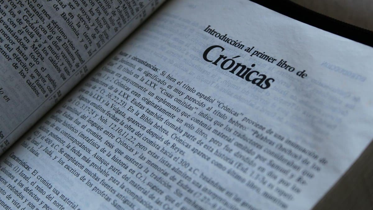 Close-up of an open Spanish Bible showing the introduction to Chronicles.