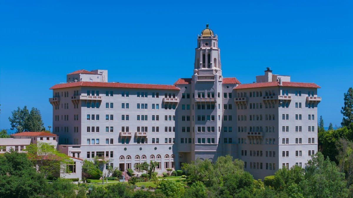 A grandiose hotel building with classic architecture located in Pasadena, California, under a clear blue sky.