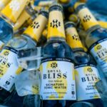 Refreshing Royal Bliss Zero Azúcar tonic water bottles chilled on ice.