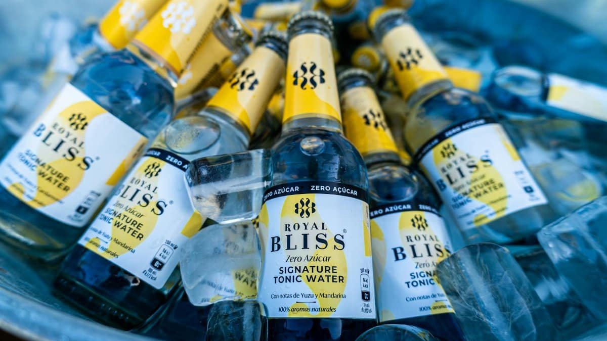 Refreshing Royal Bliss Zero Azúcar tonic water bottles chilled on ice.