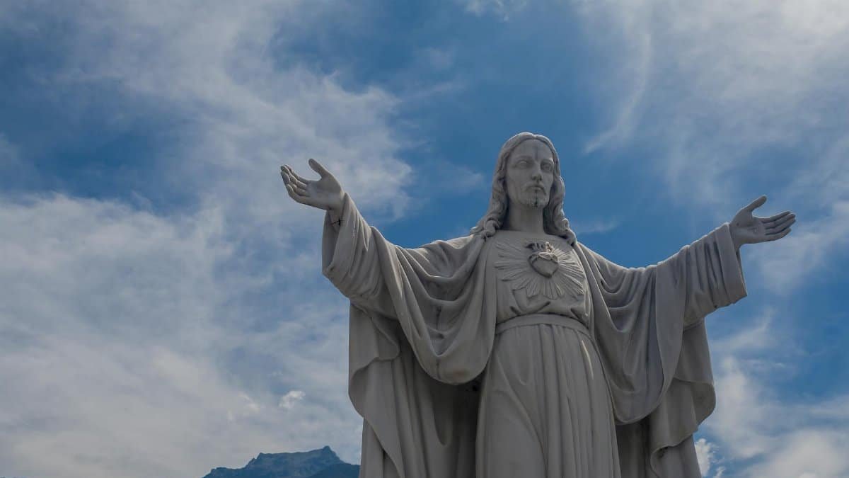 Photo of the Sacred Heart of Jesus statue in Mérida, Venezuela under a clear blue sky.