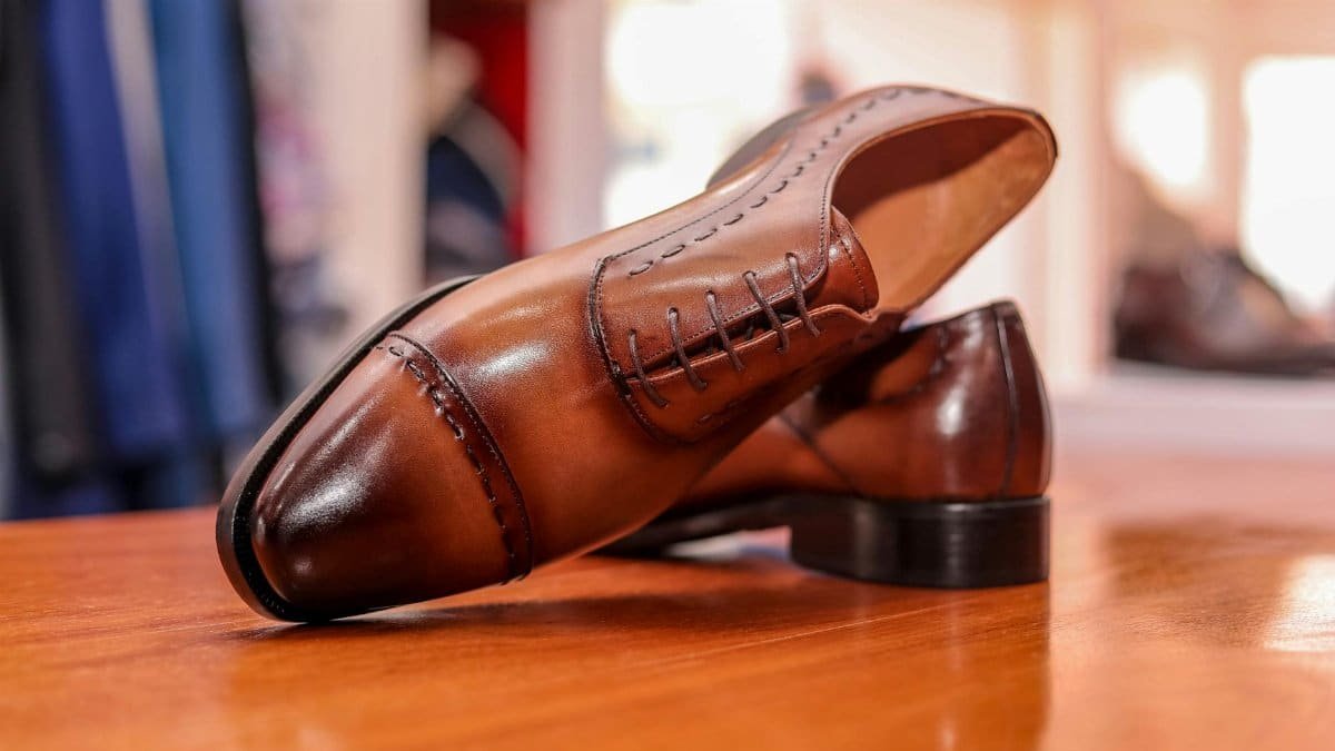 Brown leather shoes in a stylish product shot, perfect for fashion and lifestyle themes.