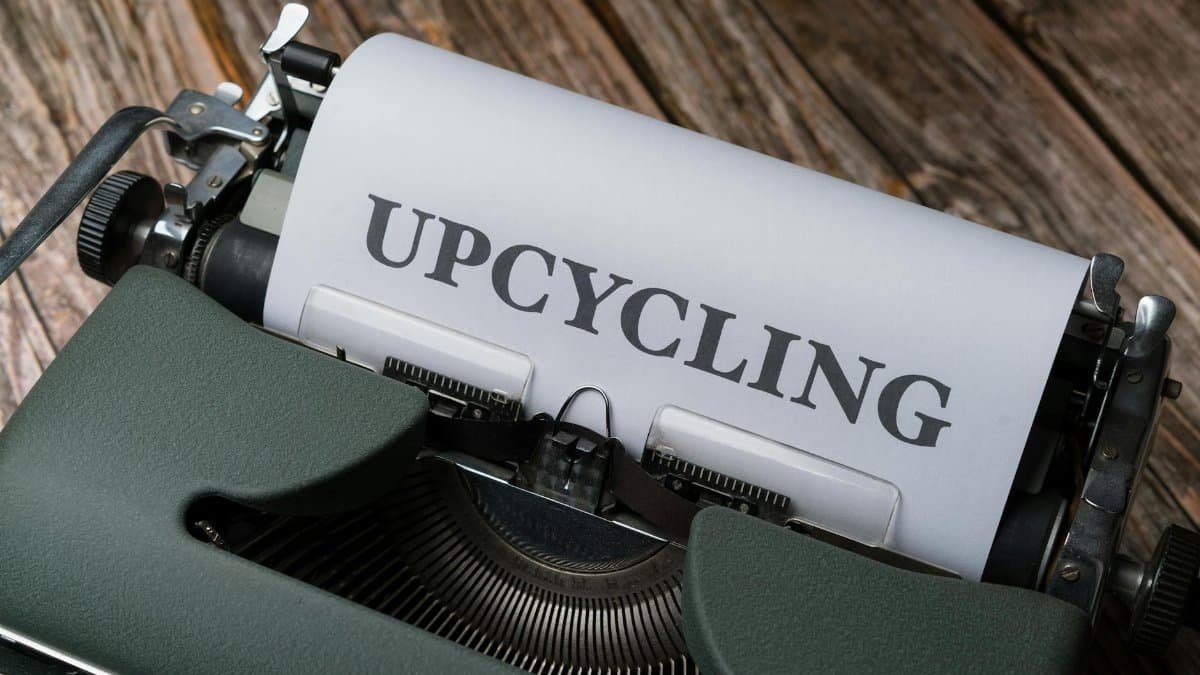 Close-up of a vintage typewriter showing a sheet with 'Upcycling' on it, promoting sustainability.