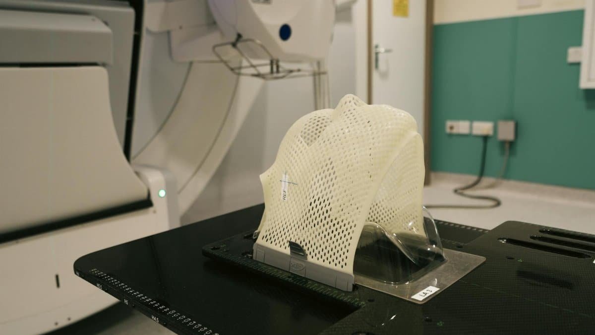 Modern medical equipment setup in a laboratory for precise treatments.