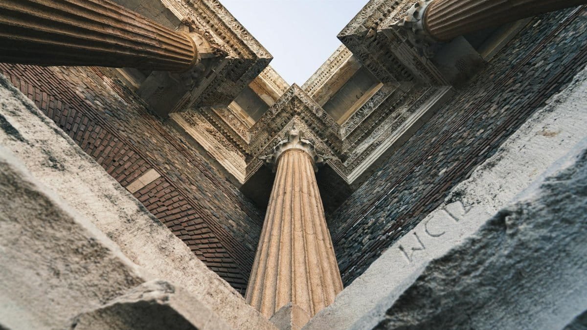Perspective view of ancient columns and ornate architecture, showcasing historic beauty.