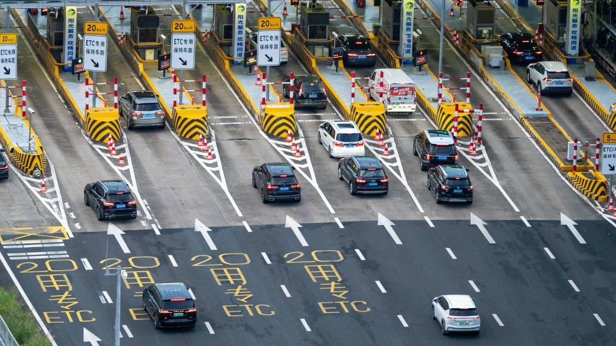 Overhead photo of a busy toll plaza with multiple cars and lanes, featuring ETC lanes.