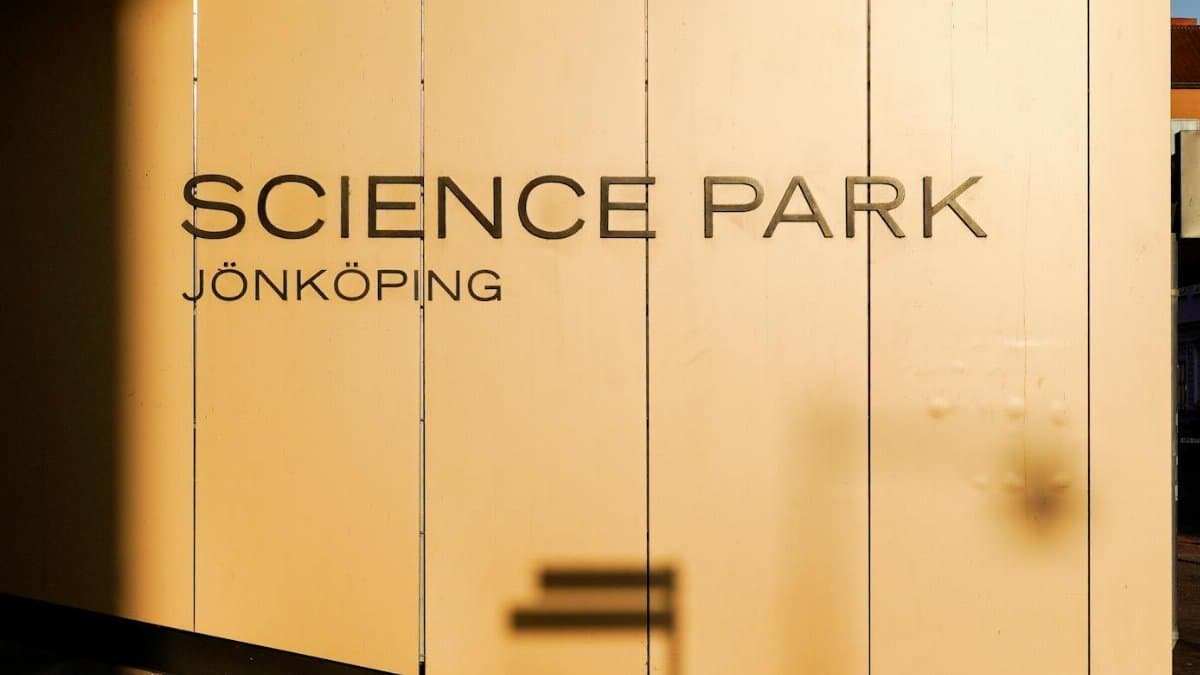 Shadows cast on the Science Park entrance in Jönköping, highlighting modern architecture.