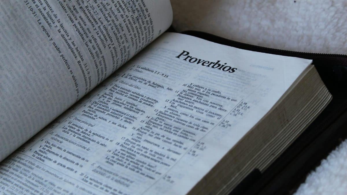 Close-up of an open Bible in Spanish, focusing on Proverbs chapter.