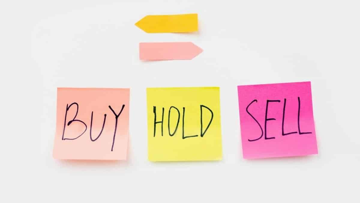 Colorful sticky notes with financial terms 'Buy', 'Hold', and 'Sell' on a clean white backdrop.