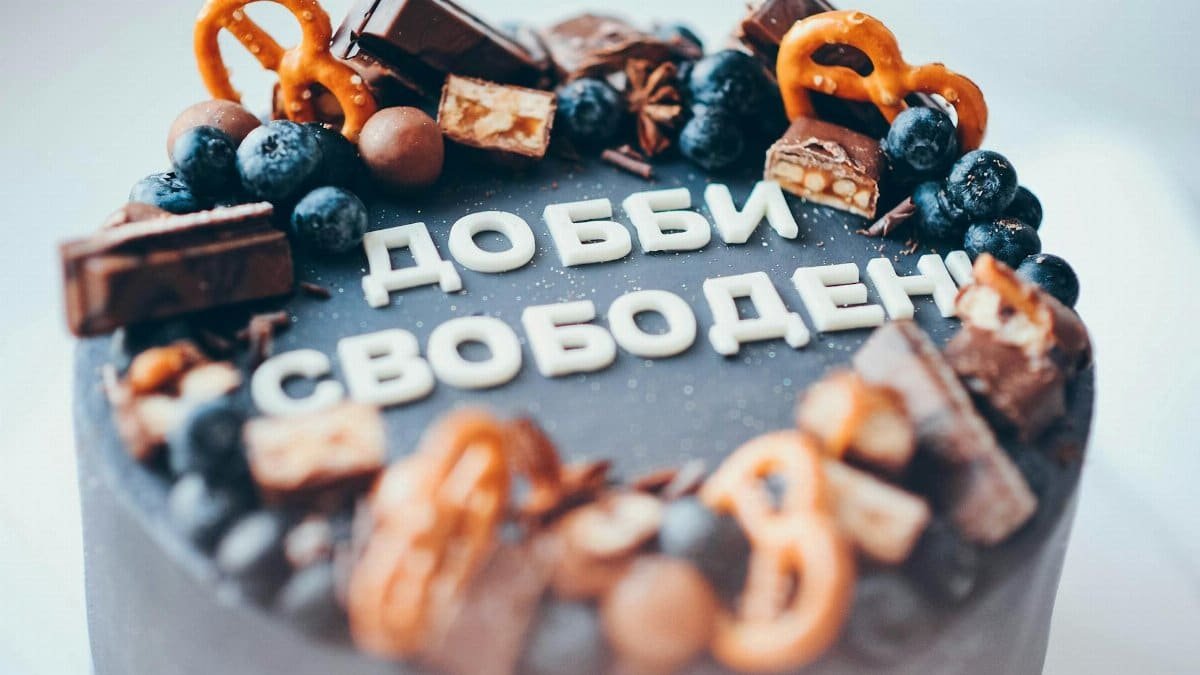 Delicious chocolate cake topped with pretzels, blueberries, and candy bars for a stunning dessert presentation.