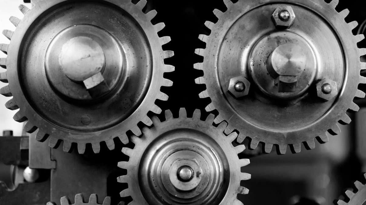 Detailed black and white image of interlocking metal gears showcasing industrial mechanics.