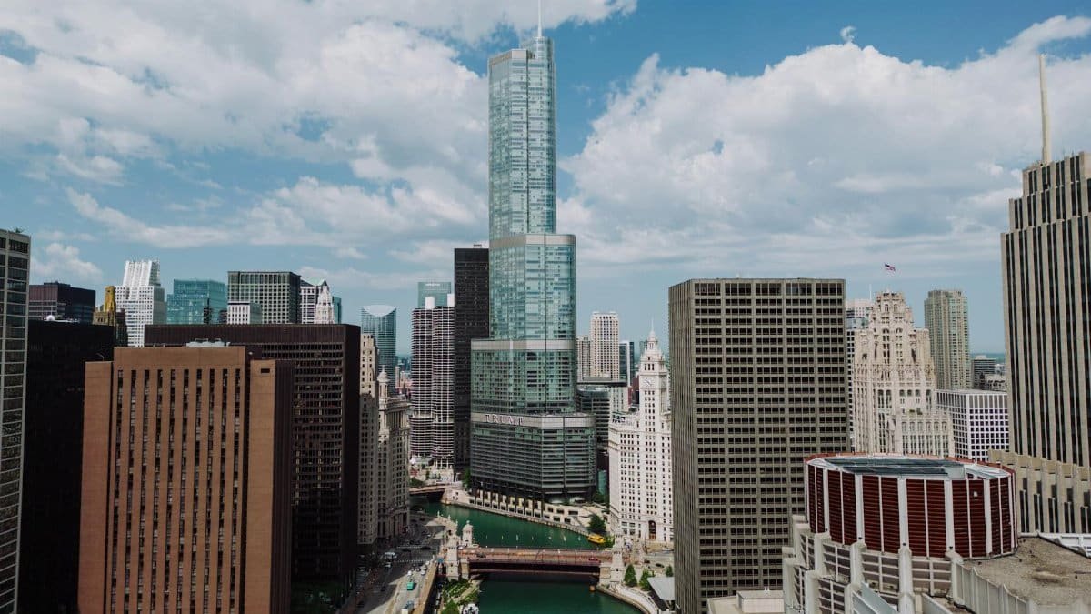 Breathtaking view of Chicago's skyline with the Chicago River, highlighting urban architecture.