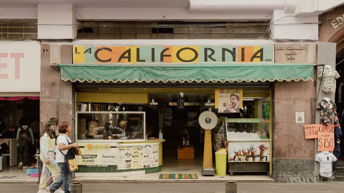 La California ice cream shop on a busy street in Heroica Puebla de Zaragoza, Mexico.