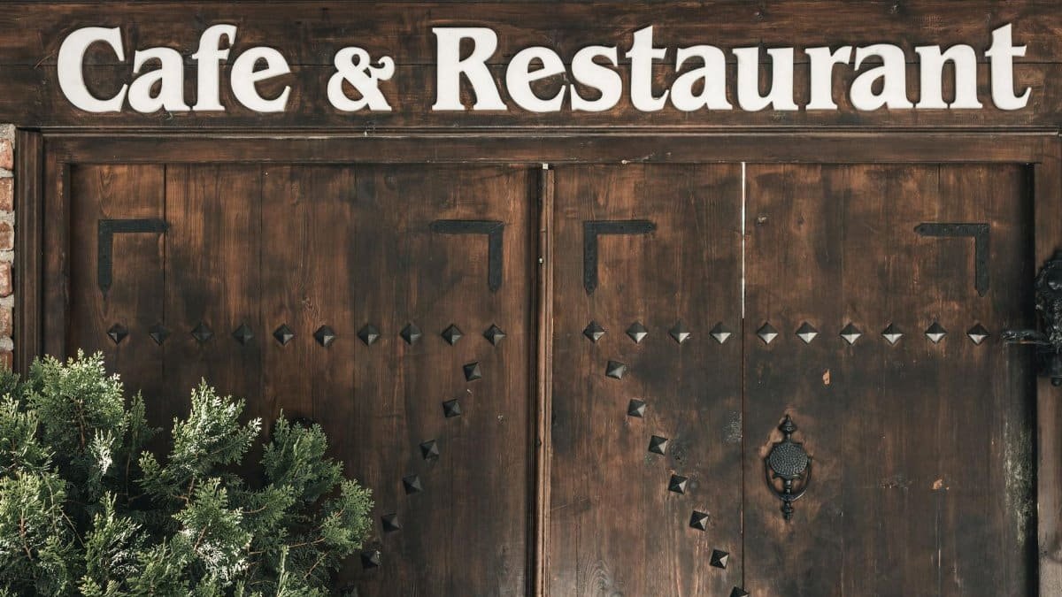 Wooden entrance of a cafe and restaurant in Amasya with rustic signage.