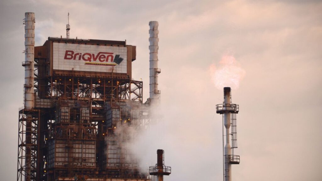 A factory in Ciudad Guayana emitting smoke and fire, showcasing industrial pollution.