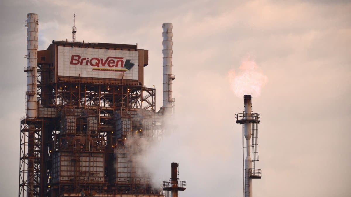 A factory in Ciudad Guayana emitting smoke and fire, showcasing industrial pollution.