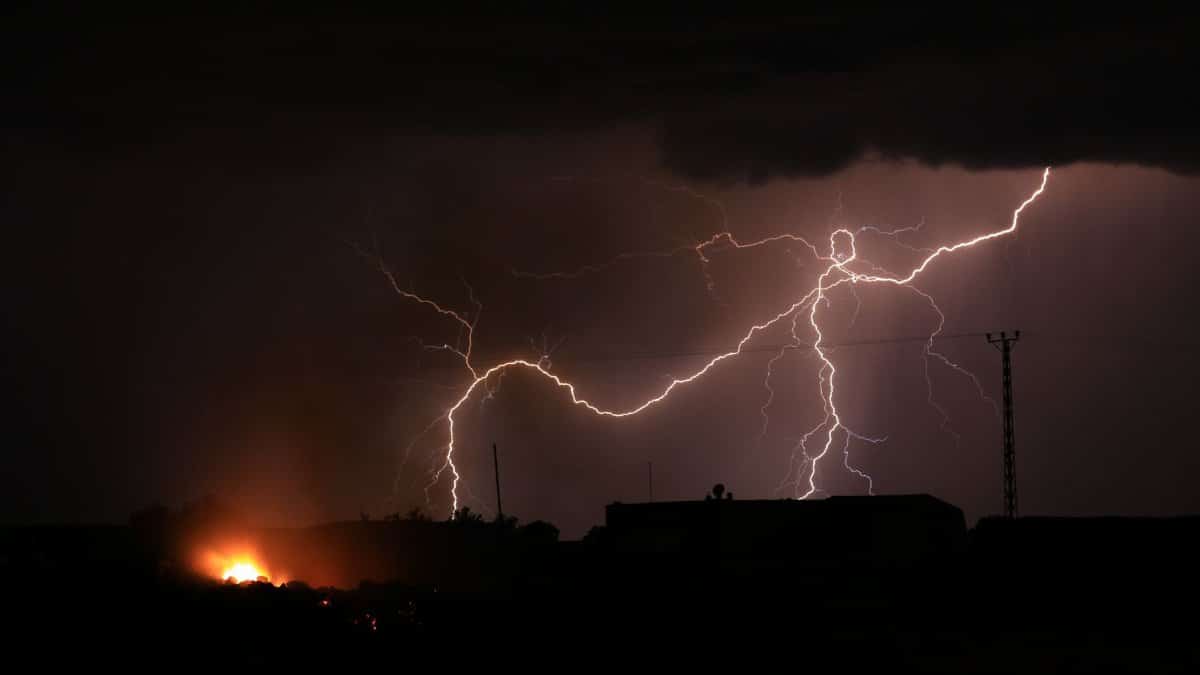 Captivating photo of a lightning storm illuminating the night sky over Diyarbakır, Türkiye.