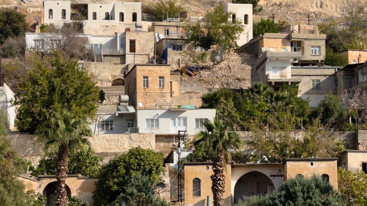 Charming hillside view of traditional houses in Şanlıurfa, Türkiye, capturing historical architecture.