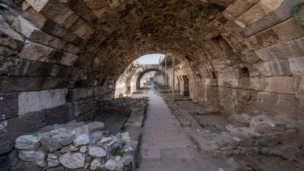 Explore the ancient stone arches of Agora of Smyrna in İzmir, Türkiye, showcasing historical architecture.