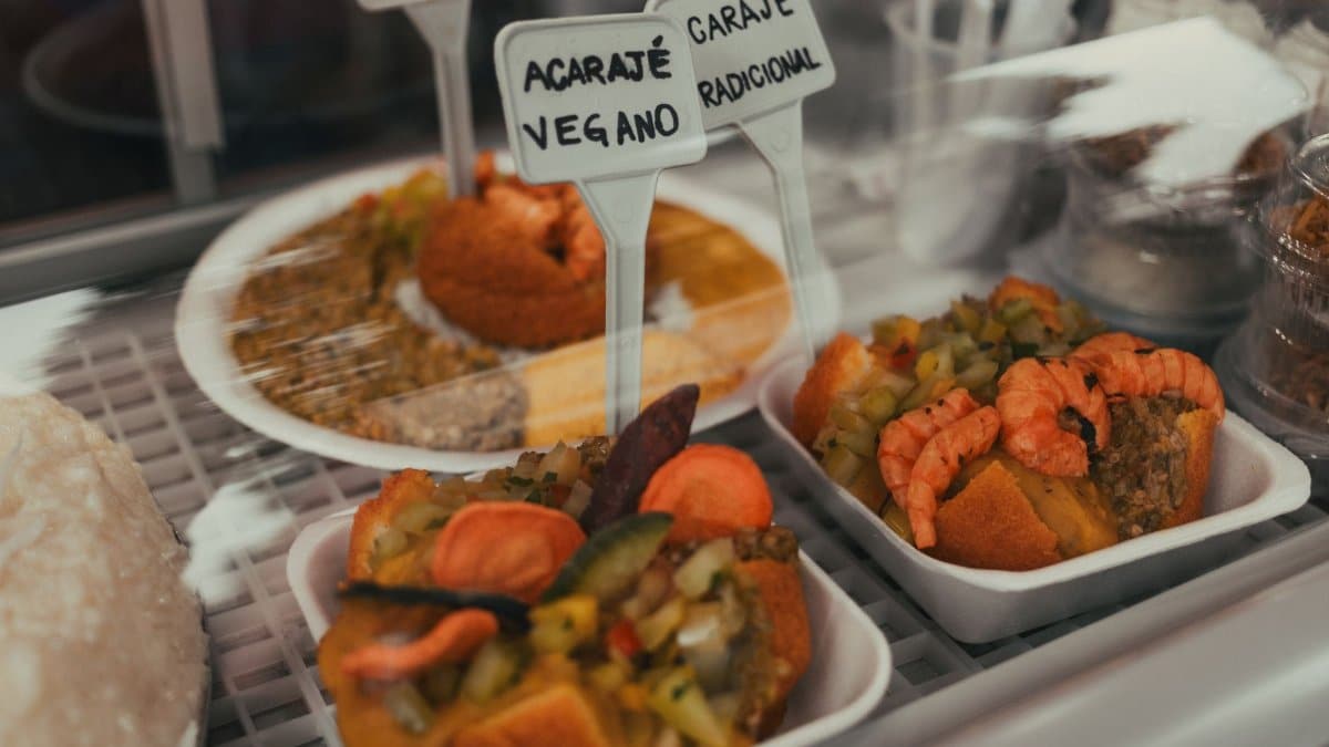 Close-up of acarajé and vegetarian options in a Brazilian display. Perfect for food lovers.