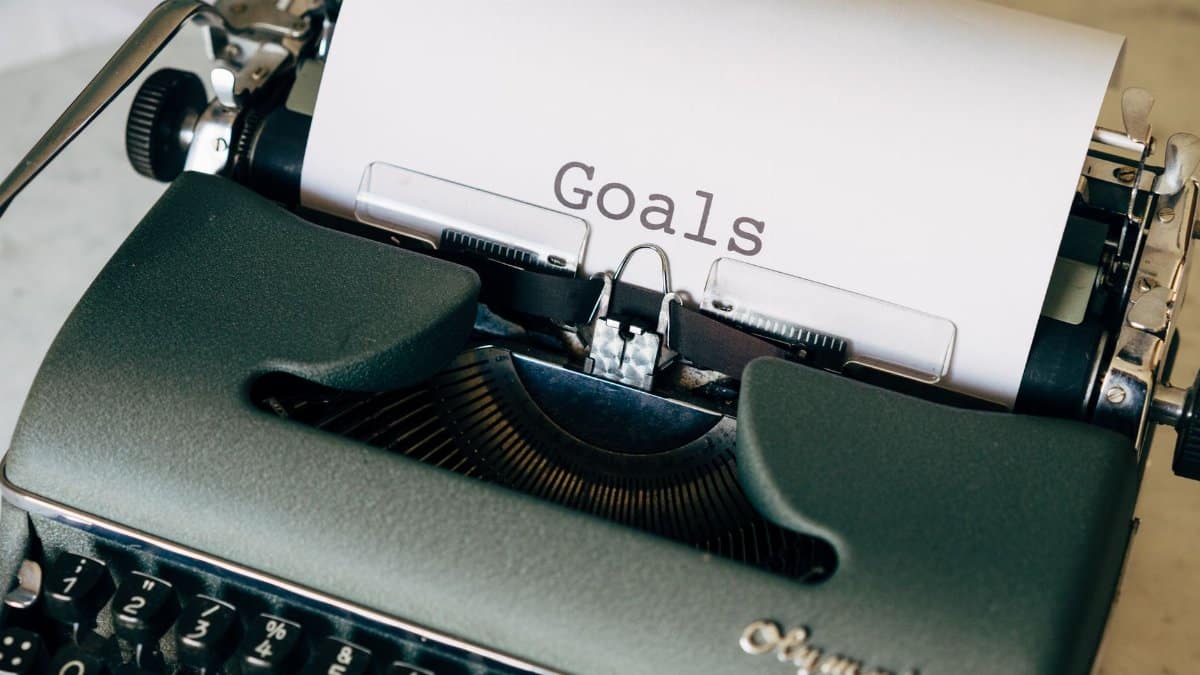 Close-up of a vintage typewriter with the word 'Goals' on paper, symbolizing planning.