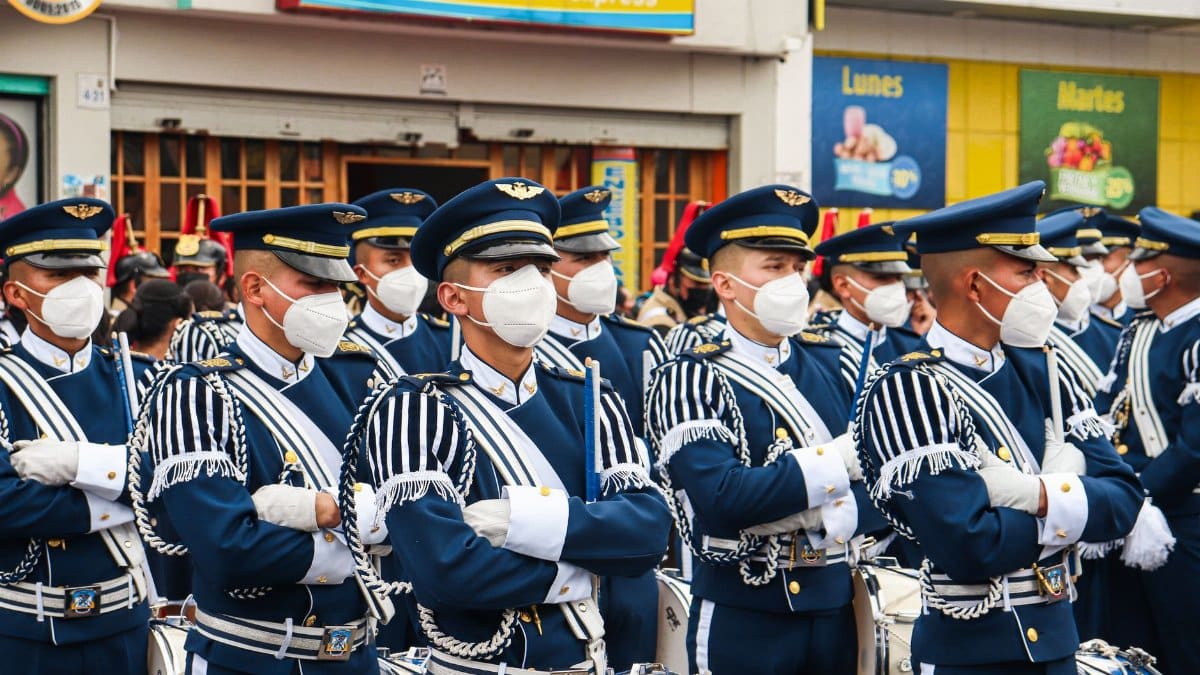 Soldiers in uniform during a parade in Ecuador, wearing masks for health safety.