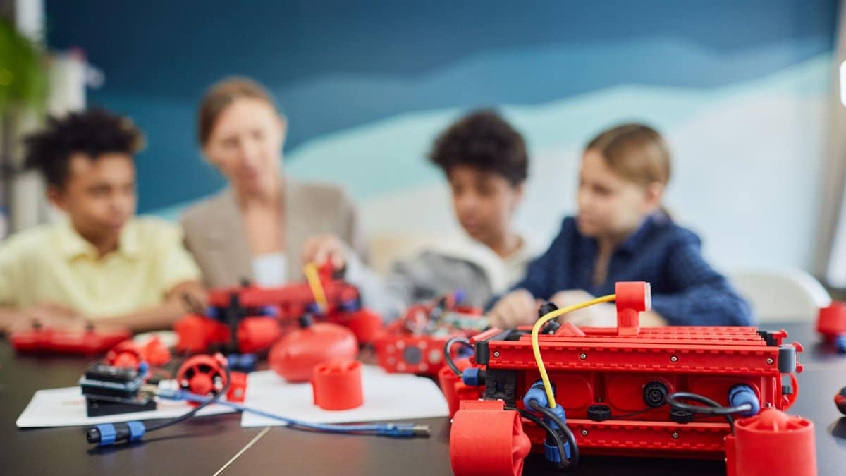 Group of kids working on robotics project, engaging in STEM education.