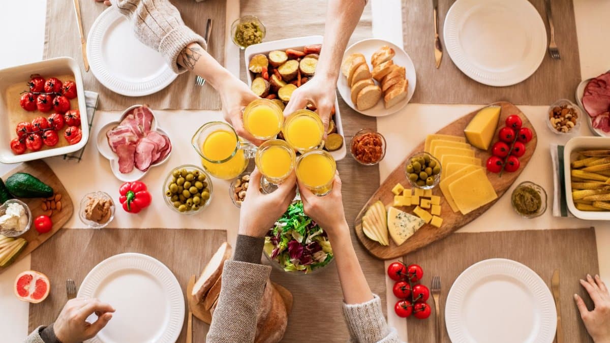 A colorful brunch with a variety of dishes and juice toasts, ideal for gatherings.