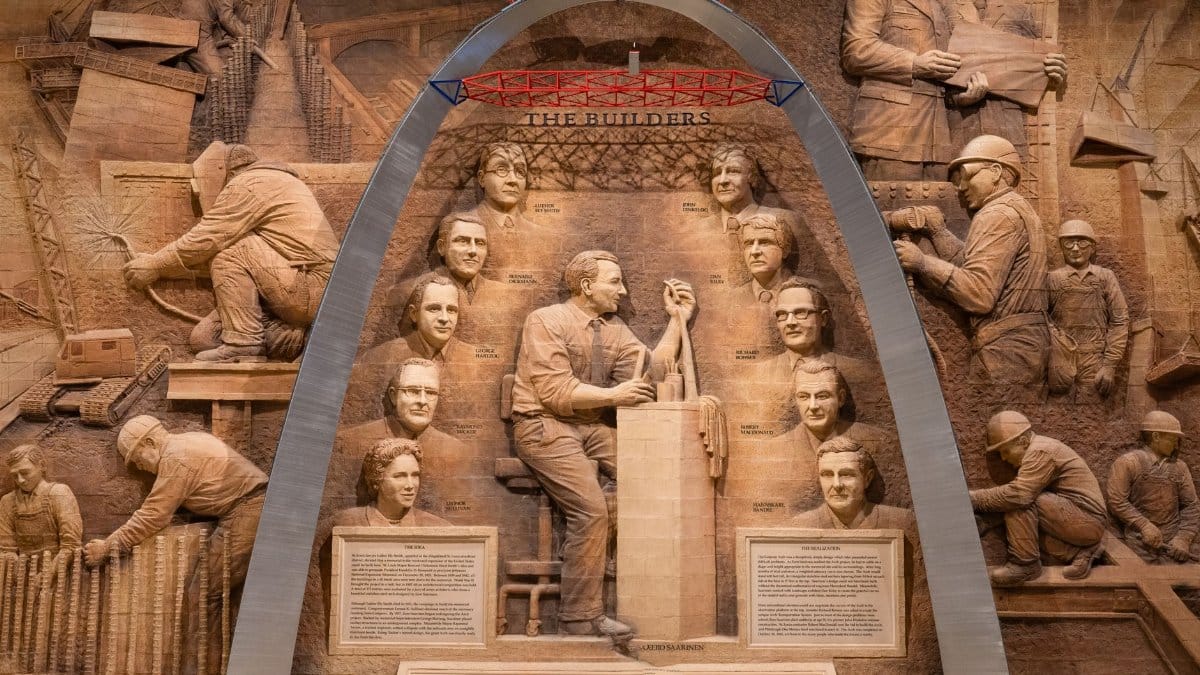An elaborate relief sculpture depicting builders with a focus on historical figures and construction.