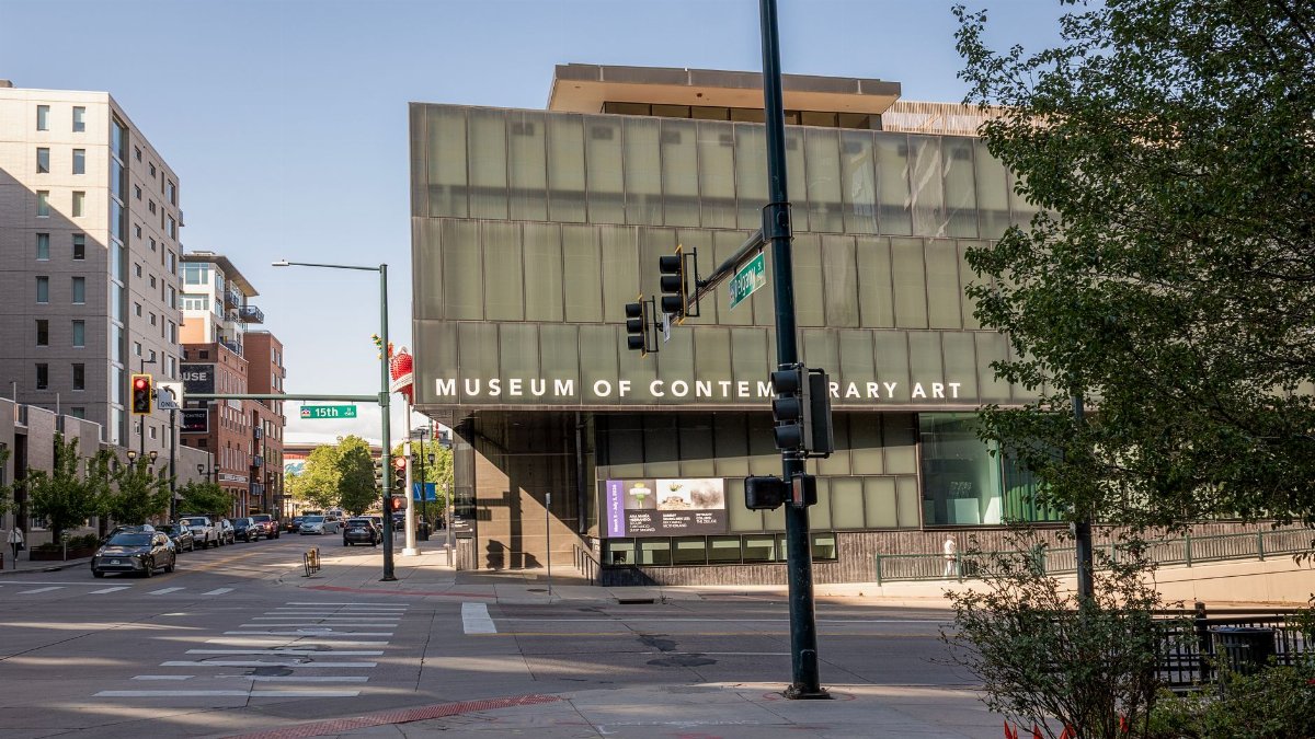 Street view of the Museum of Contemporary Art near 15th St intersection during day.