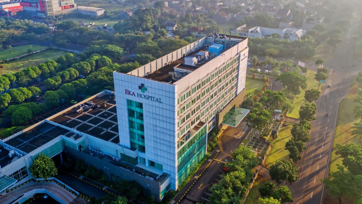 Discover the contemporary architecture of Eka Hospital from an aerial perspective, surrounded by lush greenery in Serpong, Indonesia.