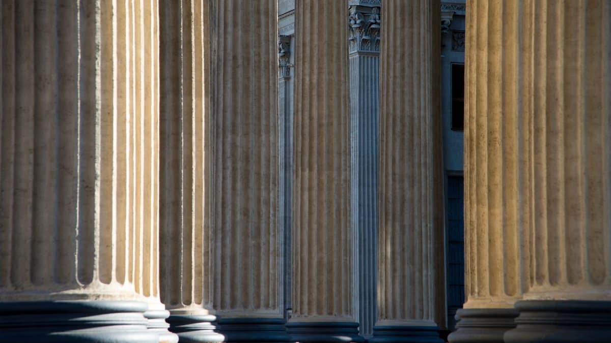 Elegant neoclassical columns showcasing architectural grandeur in St. Petersburg, Russia.