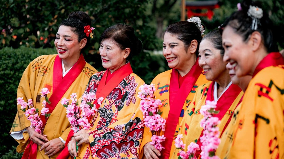 Women in traditional Japanese attire celebrate cultural heritage in Buenos Aires.
