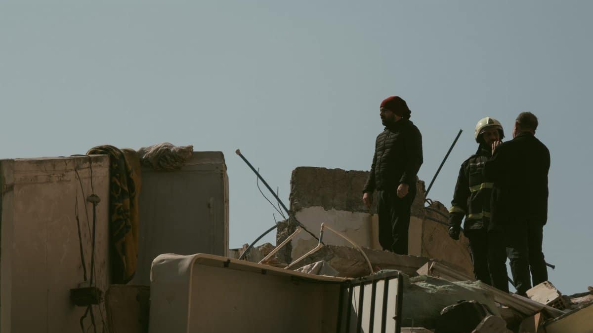 Rescue teams assess building damage in Antakya, Türkiye after an earthquake.