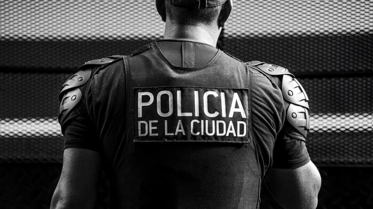 Black and white image of a Buenos Aires city police officer in uniform, reflecting urban security.