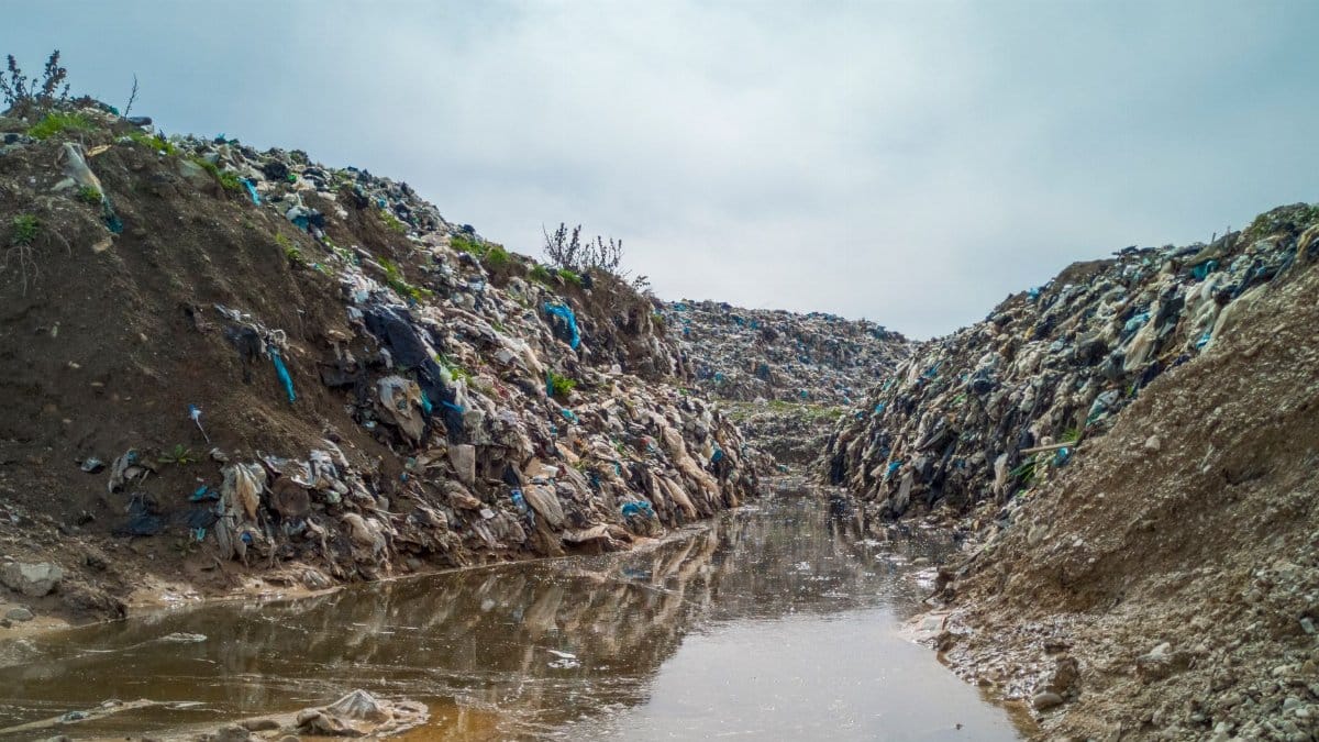 A polluted water stream surrounded by garbage and refuse in Sulaymaniyah, Iraq.