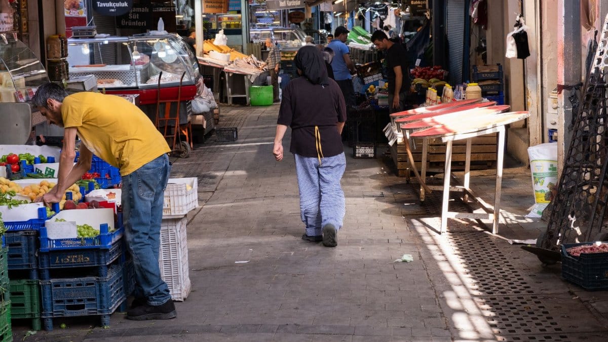 Vibrant street market in İzmir showcasing local vendors and fresh produce.