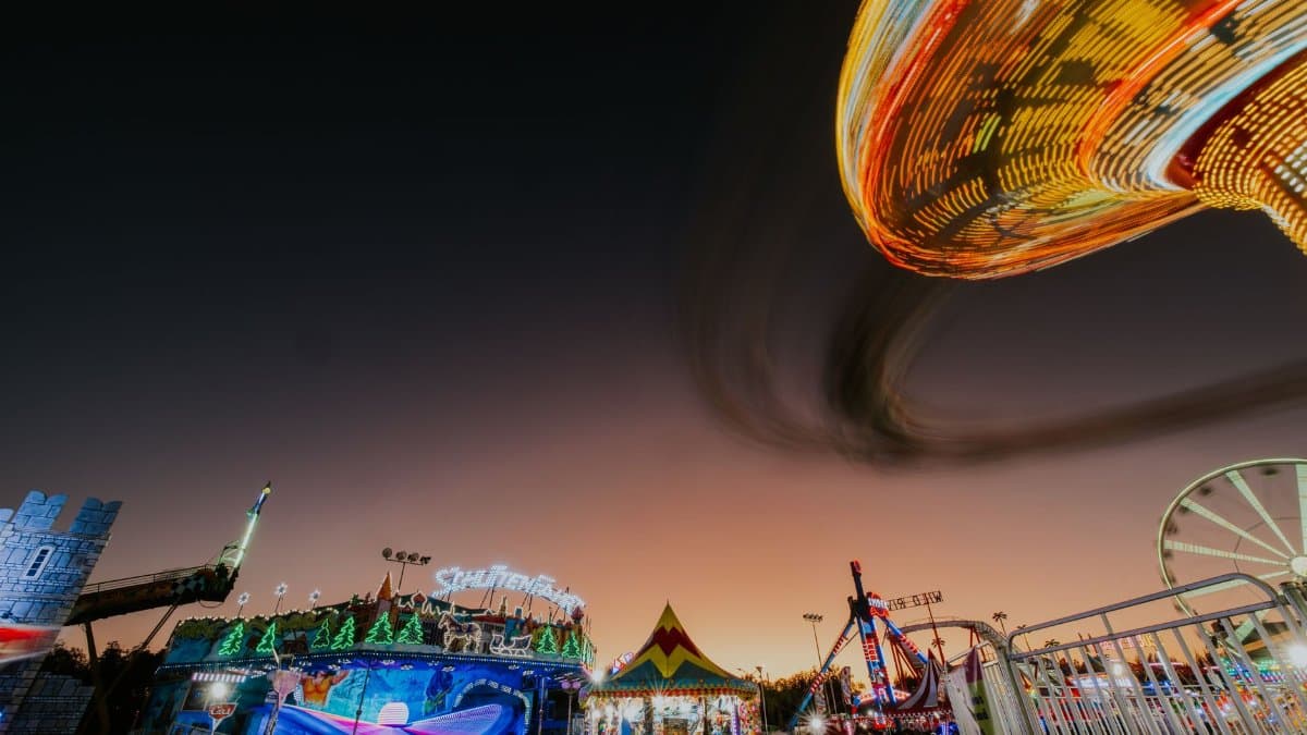 Colorful rides and attractions light up the night at a vibrant amusement park in León, Mexico.