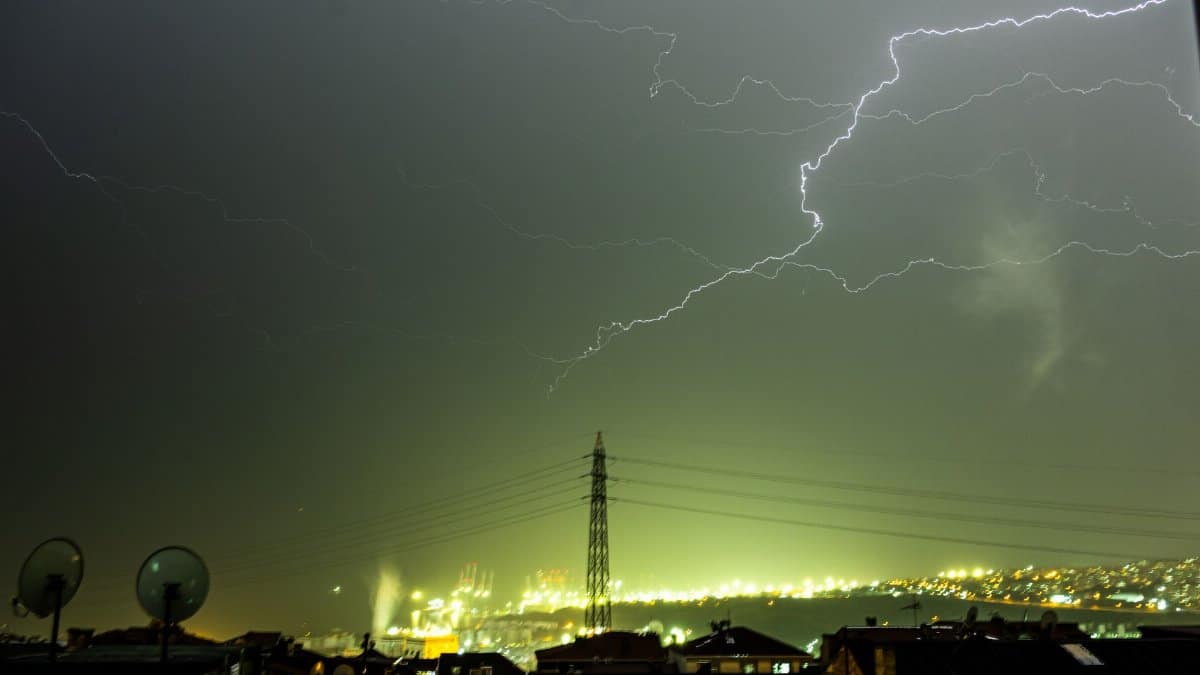 Stunning capture of a lightning storm illuminating the night sky in İstanbul, Türkiye.