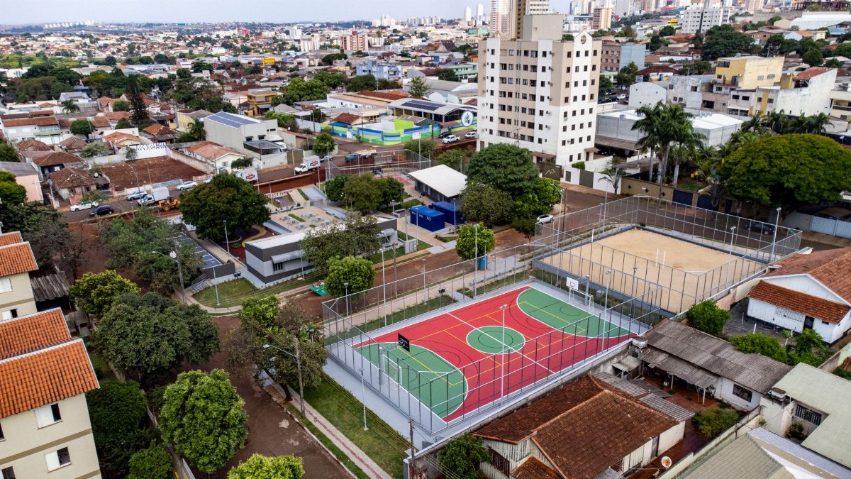 Aerial view of a vibrant sports complex in Londrina, Brazil featuring basketball and sand courts.